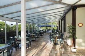Desayuno buffet diario (EUR 12.5 por persona)