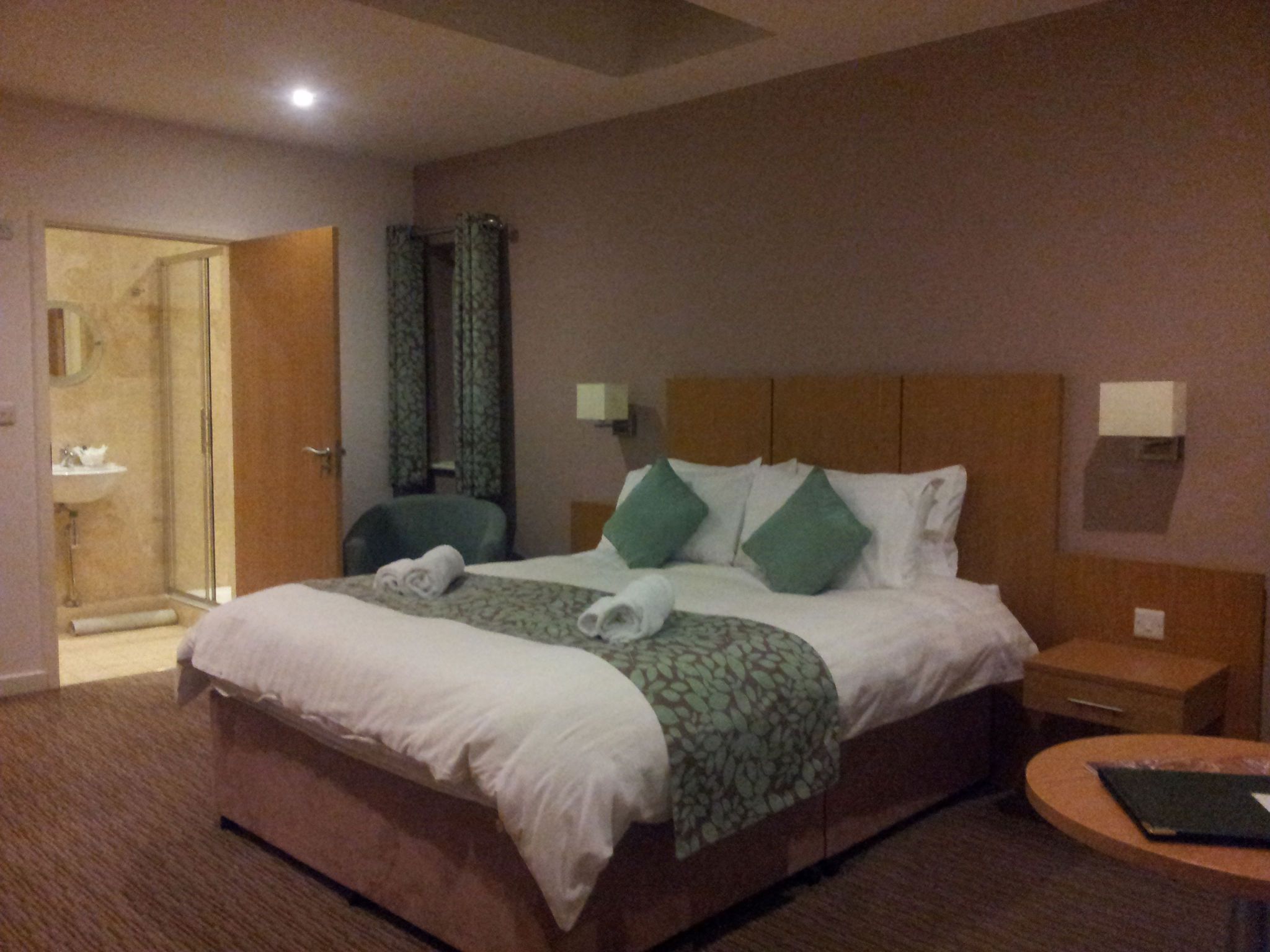 desk, laptop workspace, iron/ironing board, free wifi