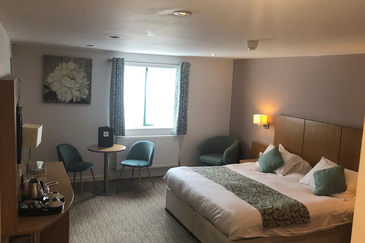 Desk, laptop workspace, iron/ironing board, free WiFi