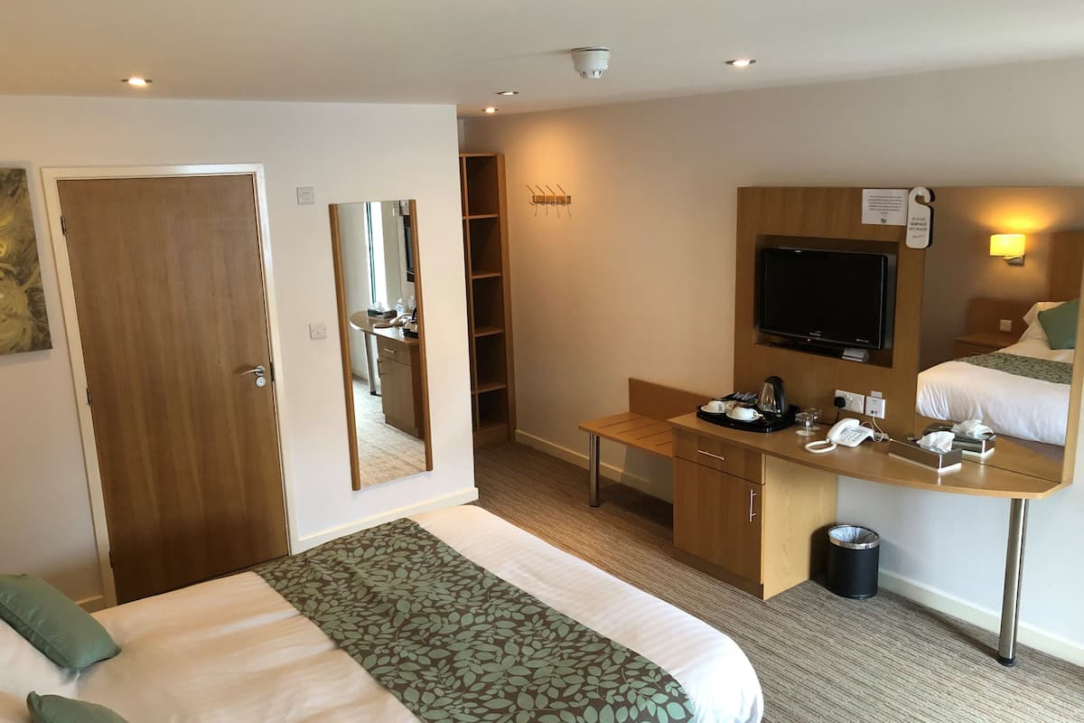 Desk, laptop workspace, iron/ironing board, free WiFi