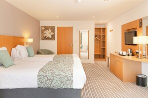 Habitación con 1 cama matrimonial o 2 individuales | Escritorio y espacio para trabajar con laptop