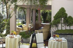 Petit déjeuner buffet servi tous les jours en supplément