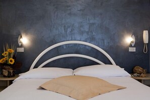 1 habitación, caja de seguridad en la habitación y escritorio 