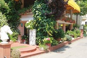 Vista frontal de la propiedad