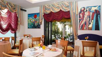 Tägliches Frühstücksbuffet gegen Gebühr