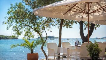 3 bars/lounges, swim-up bar, poolside bar
