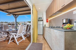 Mobile Home Oasis Family  | 私人厨房 | 大冰箱、微波炉、炉灶、茶具/咖啡用具