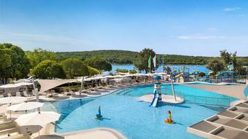 2 utomhuspooler, öppet 09.00 till 19.00, parasoller och solstolar