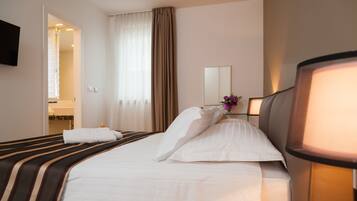 Luxury Two Bedroom Suite | Ropa de cama de alta calidad, caja fuerte, escritorio