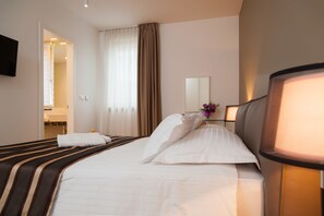 Luxury Two Bedroom Suite | Ropa de cama de alta calidad, caja fuerte, escritorio