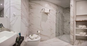 Superior studio suite | Badkamer | Gratis toiletartikelen, een haardroger, pantoffels, handdoeken