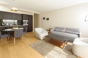 Luxury Two Bedroom Suite | Opholdsområde | Fladskærms-tv
