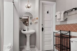 Room | Bathroom - Ginkgo Tree Inn (Mount Pleasant)
