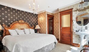 Golden Oak Room | 1 bedroom, premium bedding, iron/ironing board, free WiFi - Ginkgo Tree Inn (Mount Pleasant)
