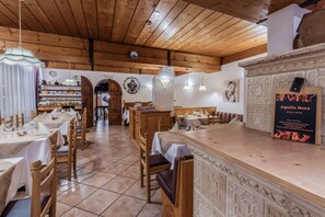 2 restaurants servant le petit déjeuner, spécialités Cuisine locale