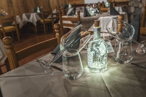 2 restaurants, serveren ontbijt, lunch, diner, lokale gerechten