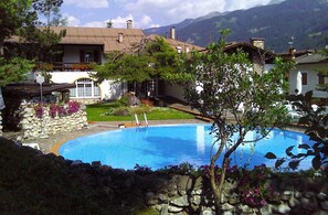 Piscina interna, piscina externa sazonal, espreguiçadeiras