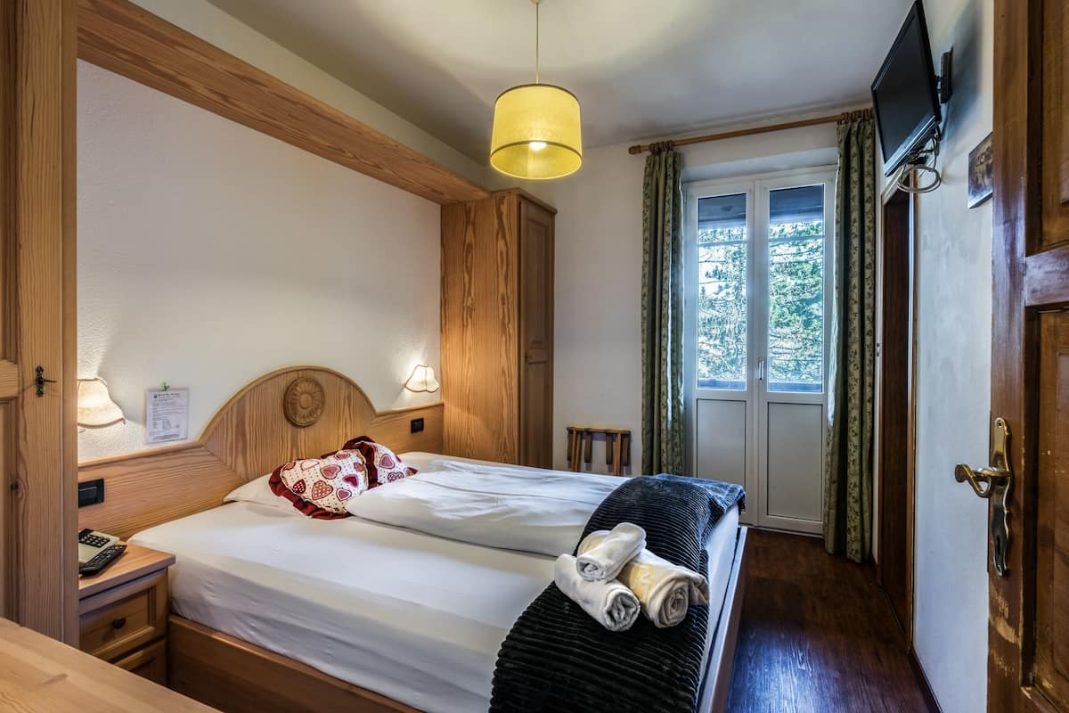 Standard Single Room | In-room safe, desk, iron/ironing board, free cribs/infant beds
