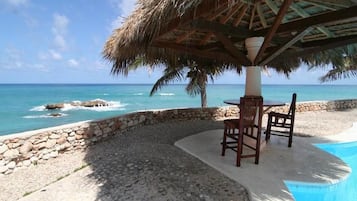 Alberca al aire libre y camastros