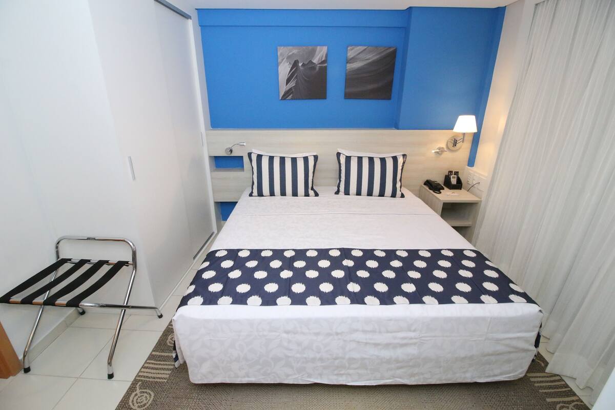 Minibar, Zimmersafe, Schreibtisch, Verdunkelungsvorhänge