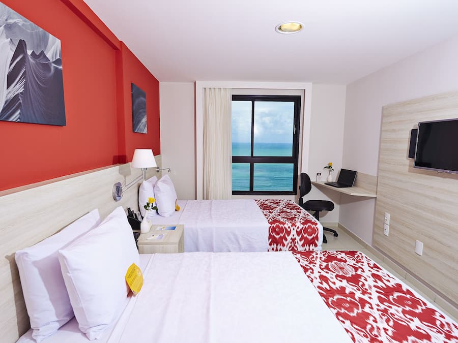 Een minibar, een kluis op de kamer, een bureau, verduisterende gordijnen