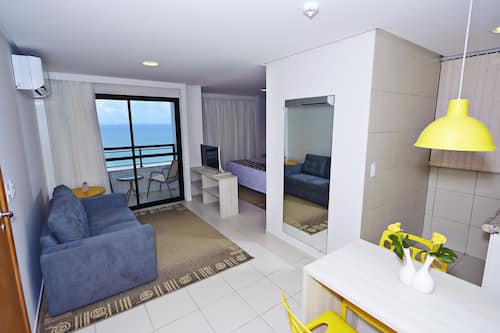 Frigobar, cofres nos quartos, escrivaninha, cortinas blackout