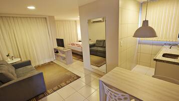 Frigobar, cofres nos quartos, escrivaninha, cortinas blackout