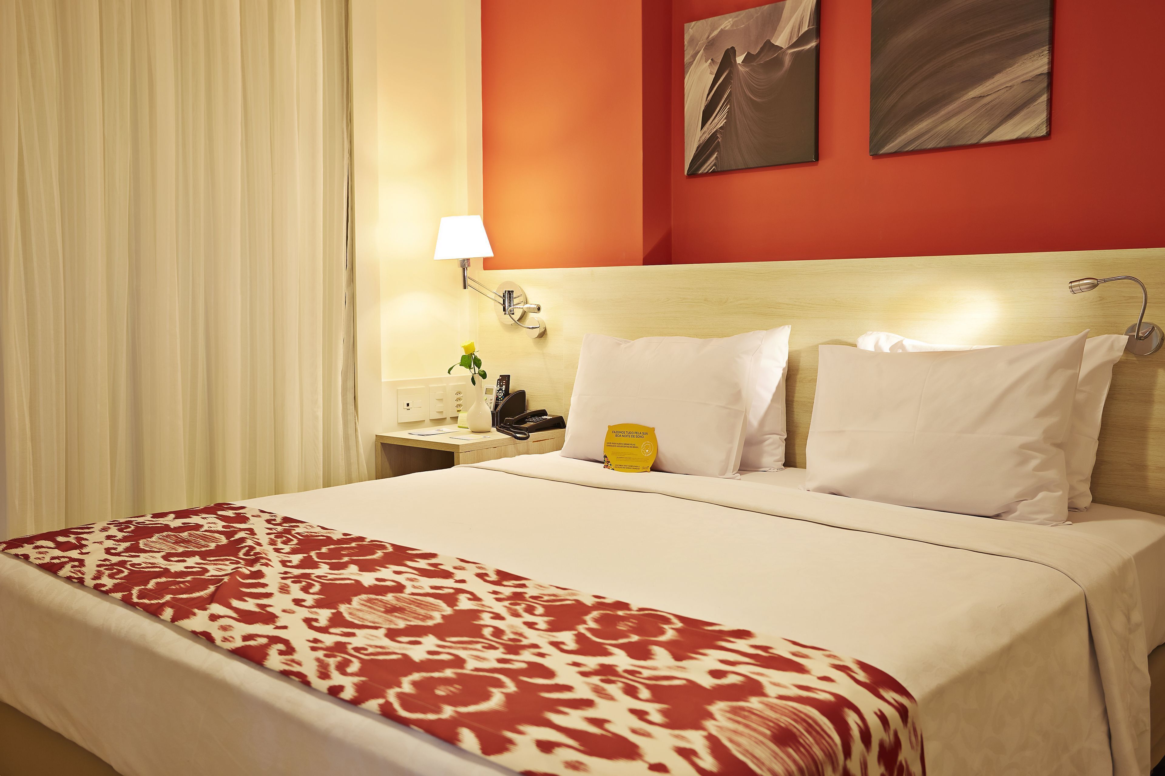 Minibar, Zimmersafe, Schreibtisch, Verdunkelungsvorhänge