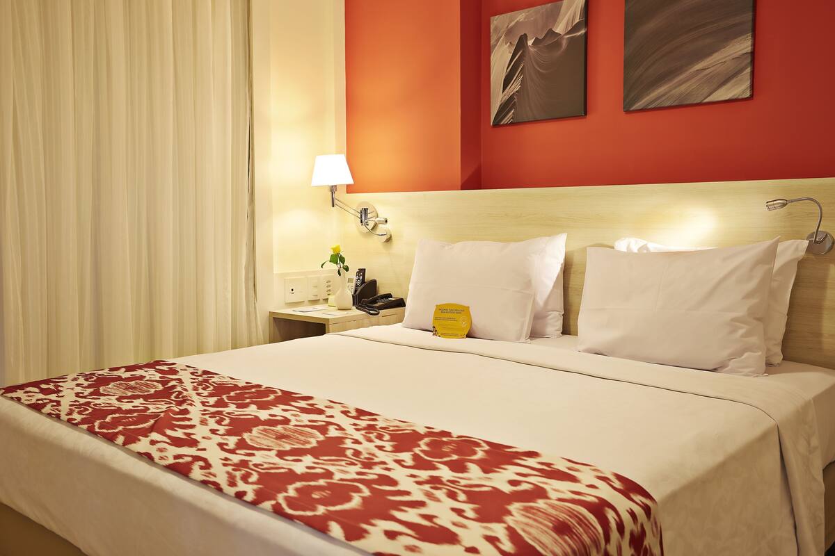 Minibar, Zimmersafe, Schreibtisch, Verdunkelungsvorhänge