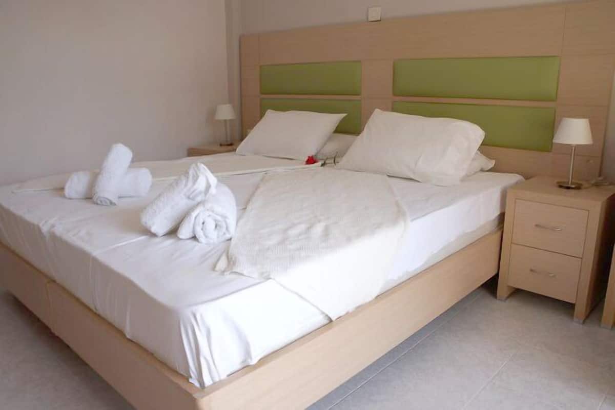 1 soveværelse, pengeskab på værelset, skrivebord, lydisolering