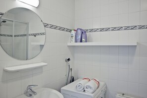 Comfort Single Room, Shared Bathroom | Bilik Mandi | Pancuran mandi, kelengkapan dandanan diri percuma, pengering rambut