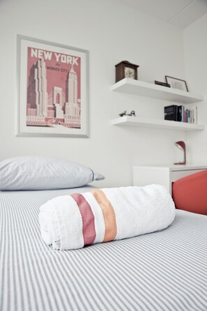 Comfort Single Room, Shared Bathroom | Meja, seterika/papan seterika, Wi-fi percuma