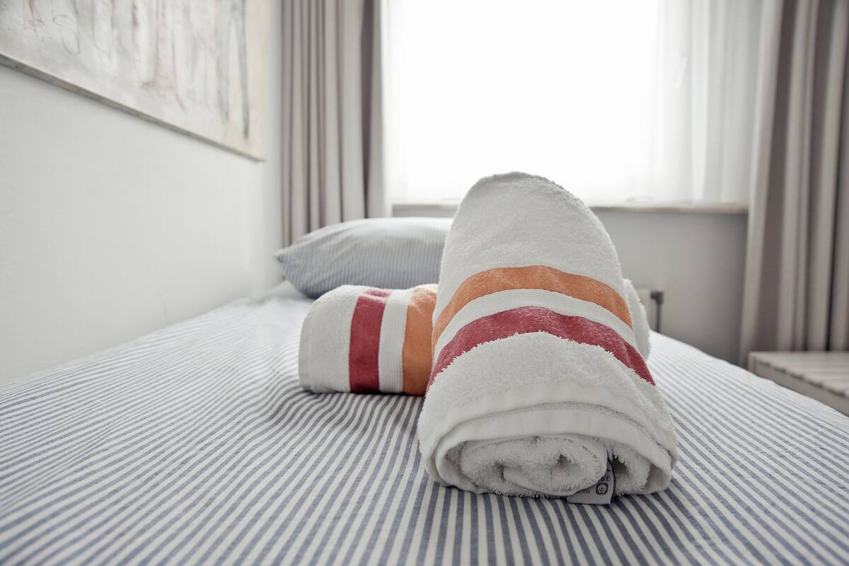 Comfort Single Room, Shared Bathroom | Meja, seterika/papan seterika, Wi-fi percuma