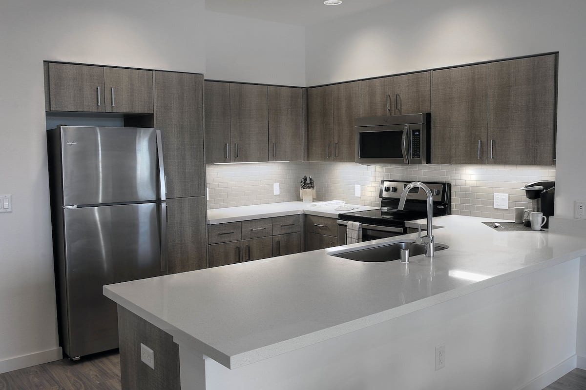 Refrigerador con freezer, microondas, horno, placa de cocina