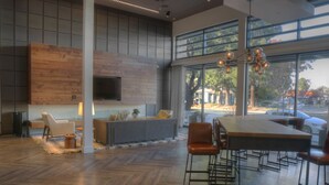 Lobby sitting area - Oakwood Mountain View (Mountain View)