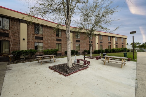Red Roof Inn & Suites Jacksonville, NC
