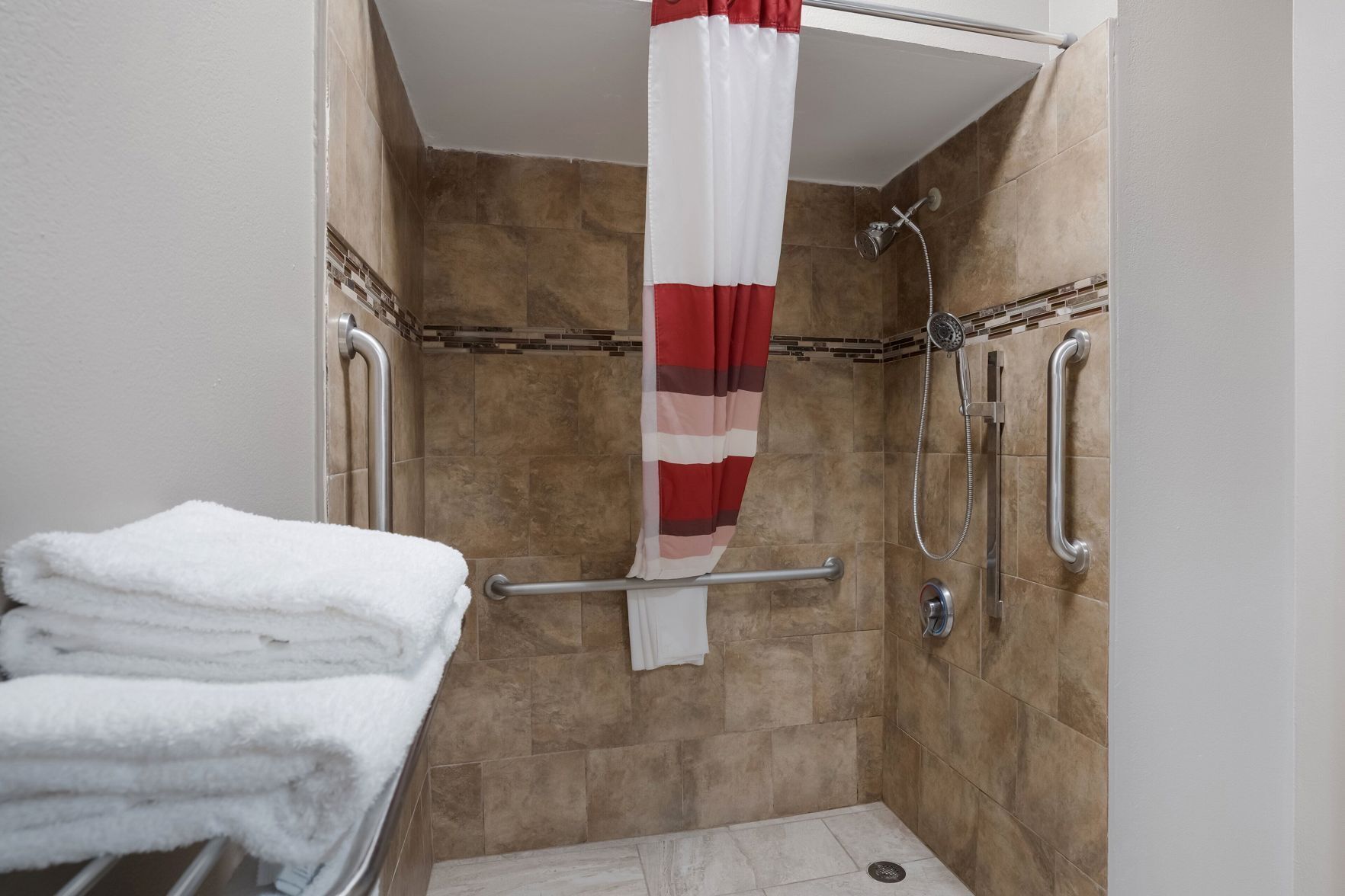 Kamar mandi | Perlengkapan mandi gratis, pengering rambut, handuk, dan sabun
