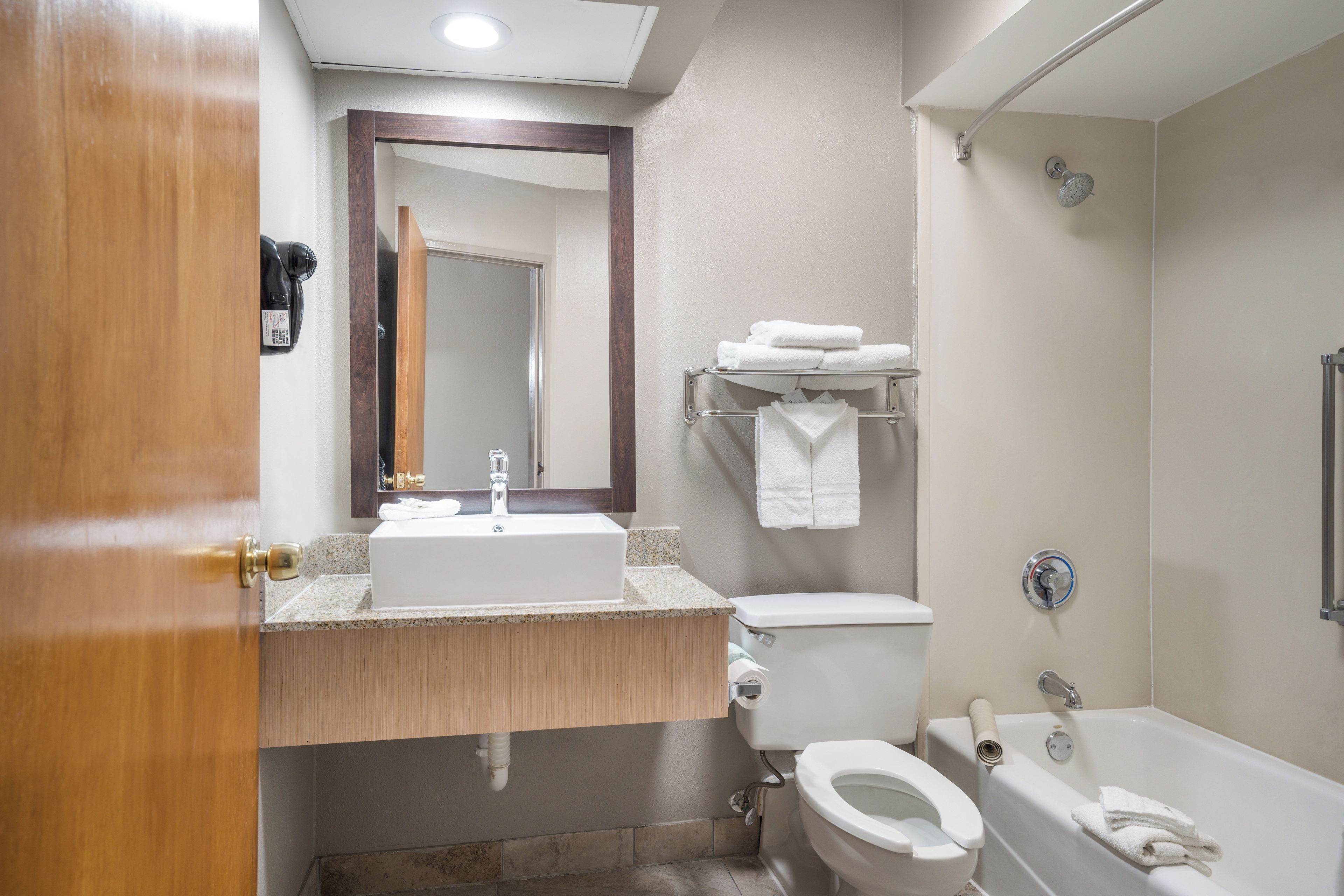 Un bagno con lavandino, WC e vasca da bagno.