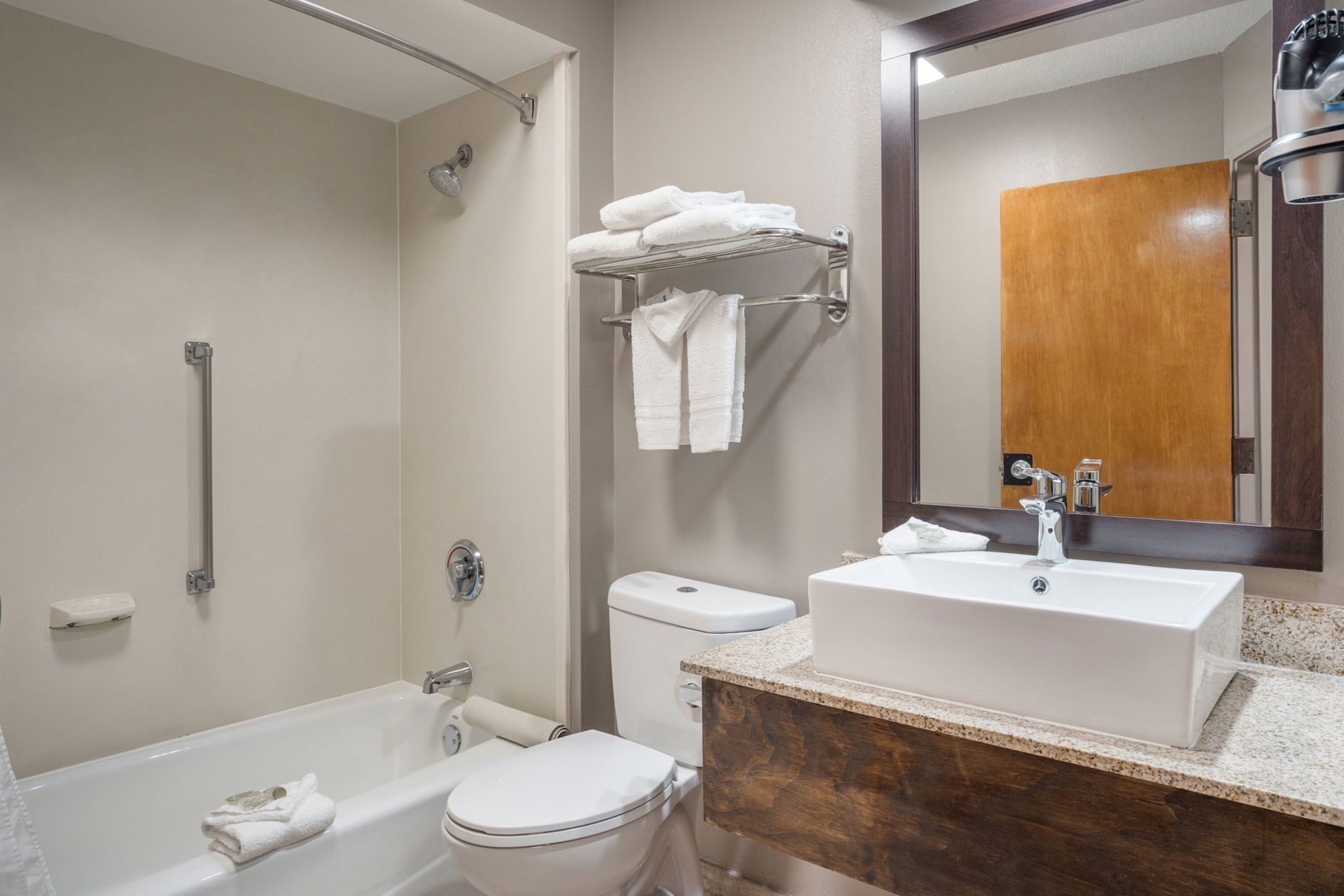 Kamar mandi | Perlengkapan mandi gratis, pengering rambut, handuk, dan sabun