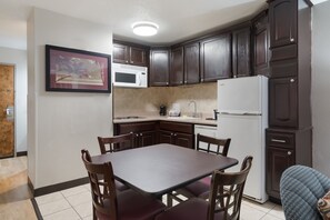 套房, 2 張加大雙人床, 非吸煙房, 廚房 (Larger) | 私人小型廚房 | 微波爐、咖啡機/沖茶器