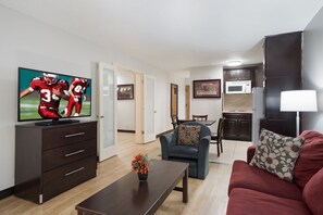 套房, 2 張加大雙人床, 非吸煙房, 廚房 (Larger) | 書桌、遮光布/窗簾、熨斗/熨衣板、免費無線上 網