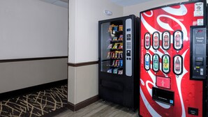 Een automaat en een automaat voor zelfbedieningsdranken in de hotelentree.