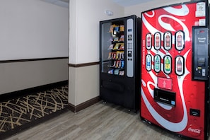 Een automaat en een automaat voor zelfbedieningsdranken in de hotelentree.