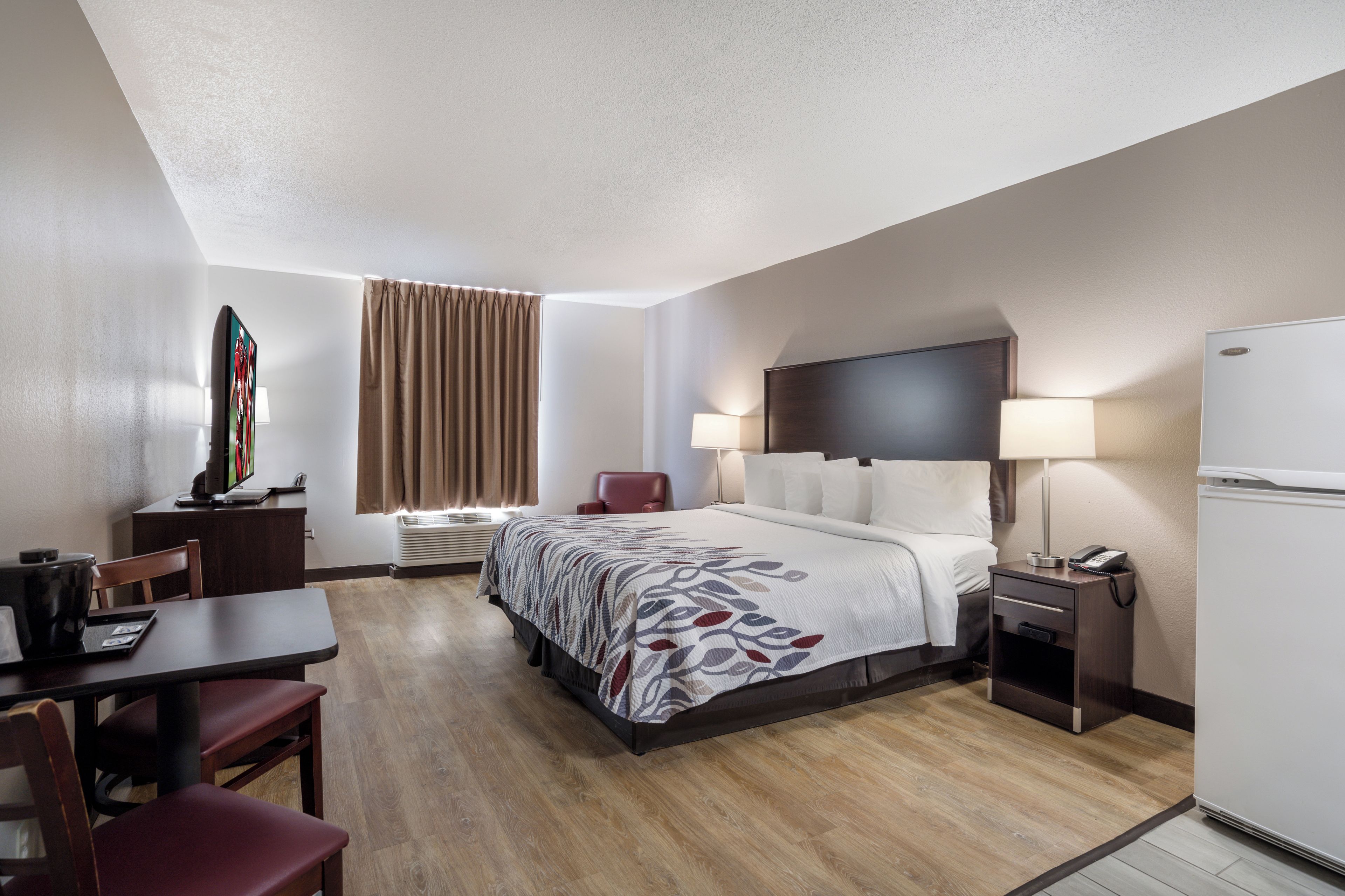 Phòng Suite, 1 giường cỡ king, không hút thuốc, bếp | Bàn, màn/rèm cản sáng, bàn ủi/dụng cụ ủi quần áo 