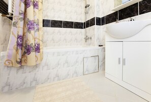 Ensemble douche/baignoire, articles de toilette gratuits, sèche-cheveux