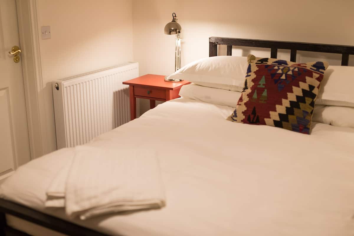 Room, 1 King Bed, Private Bathroom (Room 4)