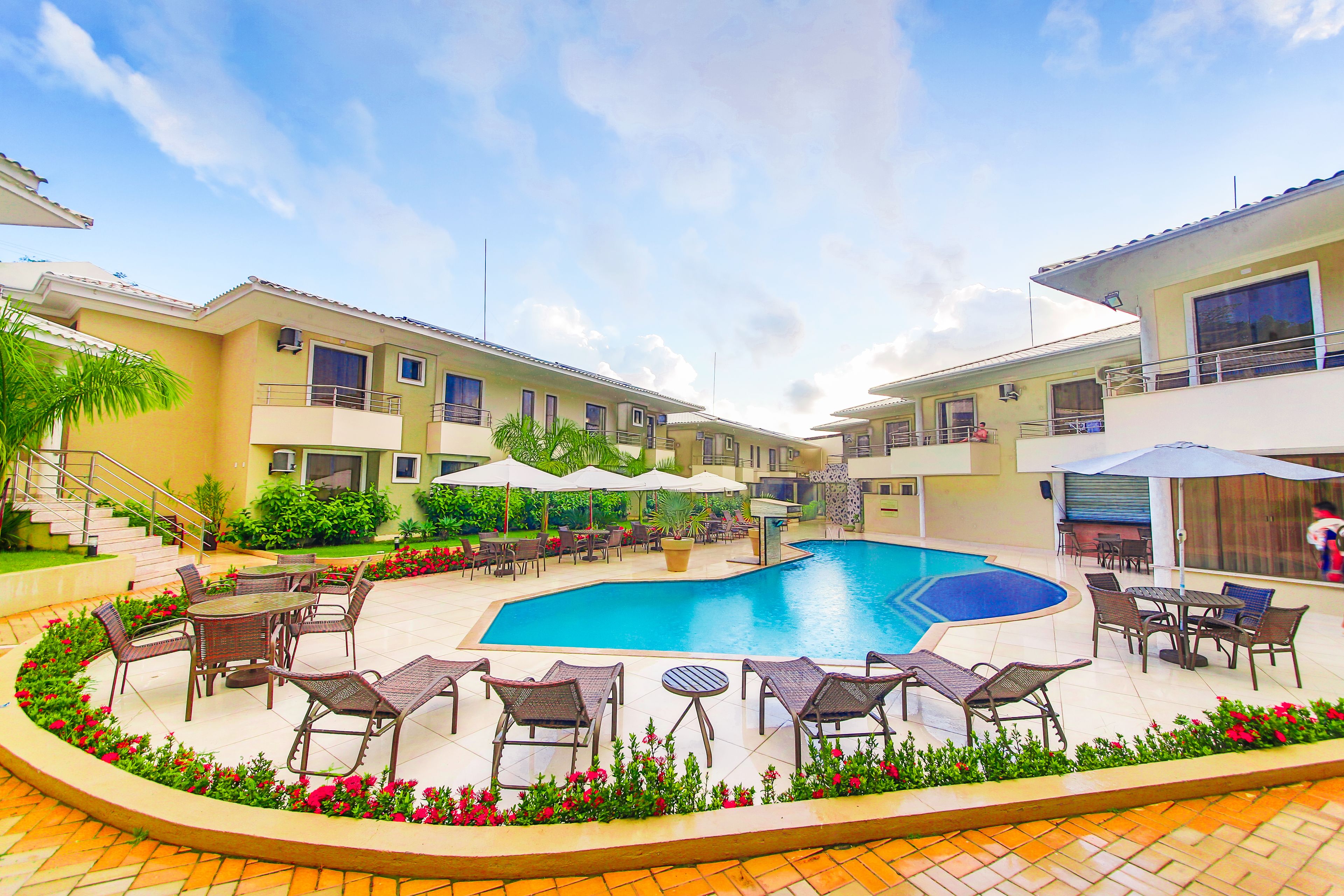 Piscina all'aperto, ombrelloni da piscina, lettini