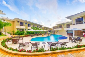 室外游泳池，開放時間為 10:00 至 22:00，提供泳池遮陽傘和日光浴躺椅