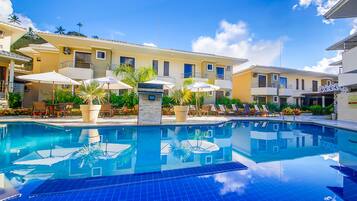 Piscina externa, funciona das 10h às 22h, guarda-sóis, espreguiçadeiras