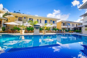 Outdoor pool, open 10 AM to 10 PM, pool umbrellas, pool loungers - Portal Ville Praia - Rede Soberano (Porto Seguro)